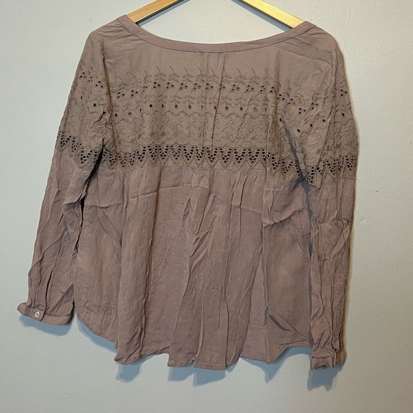 3/$25 🙌🏼 American Eagle Tan Eyelet Button Down Boho Blouse Medium - Picture 5 of 5